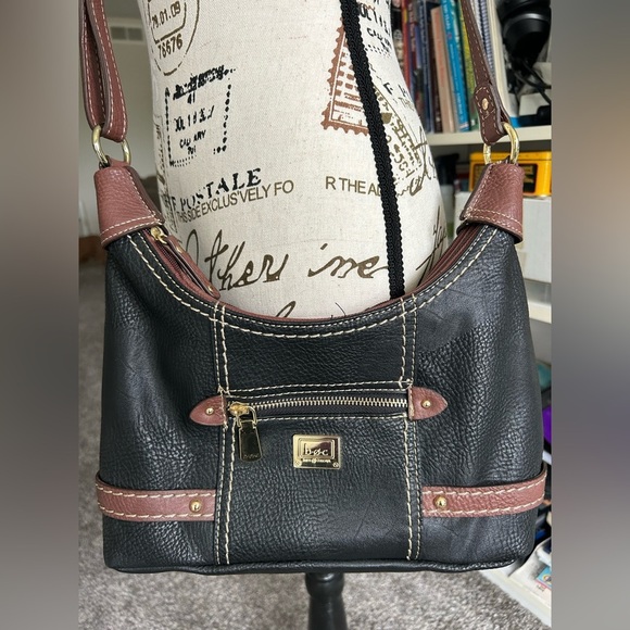 b.o.c. Vegan pebbled like leather shoulder purse in black and brown like new - Picture 5 of 13